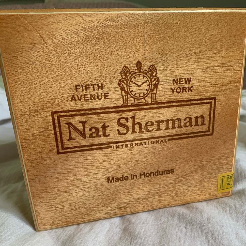 🌸 Vintage cigar box